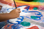 Ein Kind malt eine Friedenstaube